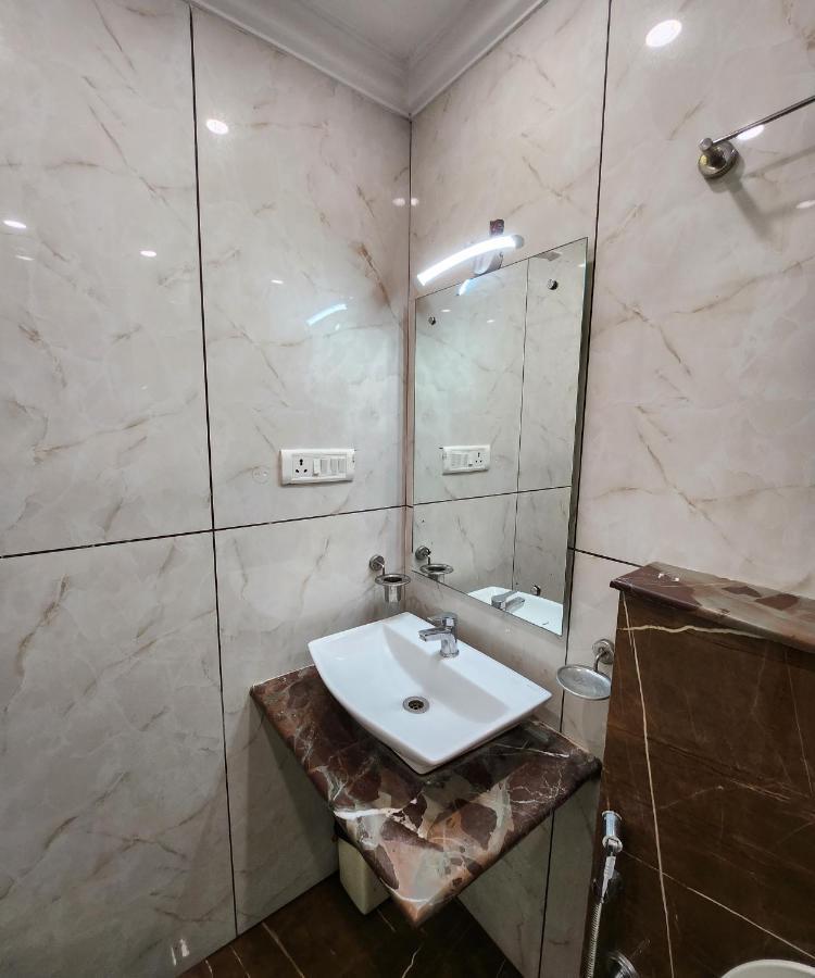 Capital O 6408 Hotel Delhi Heart New Delhi Ngoại thất bức ảnh