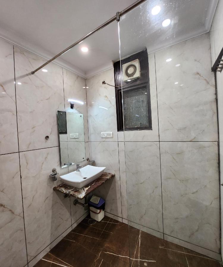 Capital O 6408 Hotel Delhi Heart New Delhi Ngoại thất bức ảnh