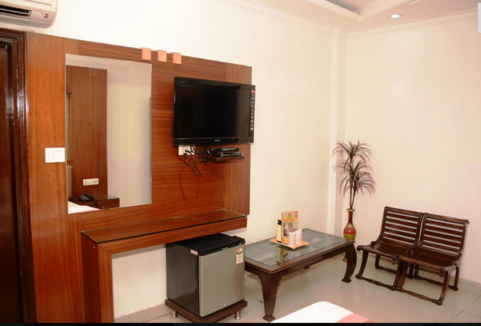 Capital O 6408 Hotel Delhi Heart New Delhi Ngoại thất bức ảnh