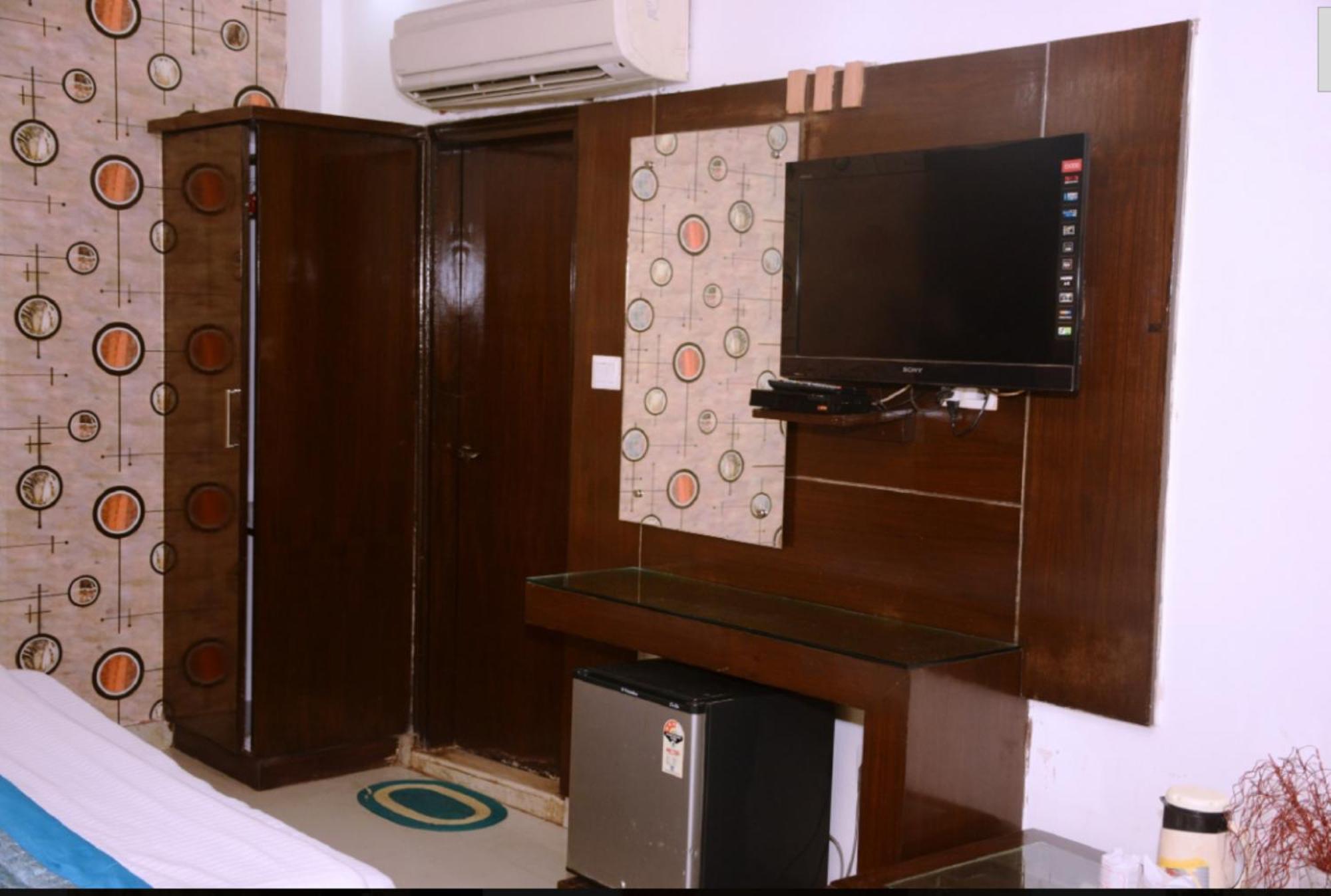 Capital O 6408 Hotel Delhi Heart New Delhi Ngoại thất bức ảnh